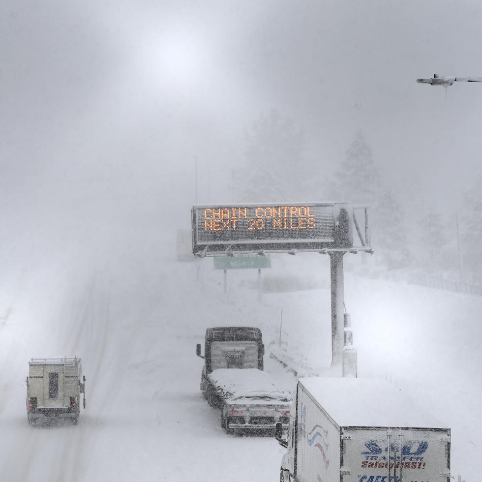 Varios vehículos circulan bajo una intensa nevada por la I-80, el 1 de marzo de 2024, en Truckee, California. Los meteorólogos esperan hasta 10 pies de nieve en las montañas que rodean el lago Tahoe durante el fin de semana.