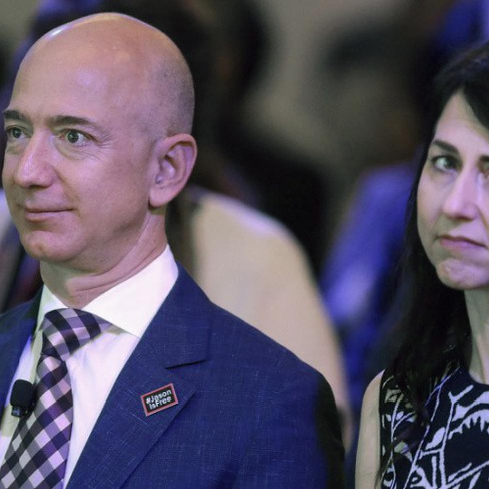 Jeff Bezos y MacKenzie Scott se divorciaron en 2019. En la foto de archivo, ambos asistieron en 2016 a la inauguración de la nueva sede del Washington Post, del cual Bezos aún es dueño.