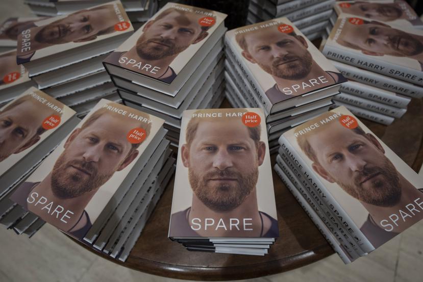 El libro "Spare" del príncipe Harry en las estanterías de una librería en Londres.
