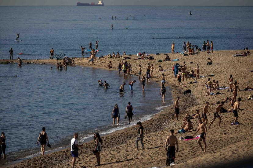 Cientos de personas asistieron a las playas de Barcelona durante su apertura. (AP)