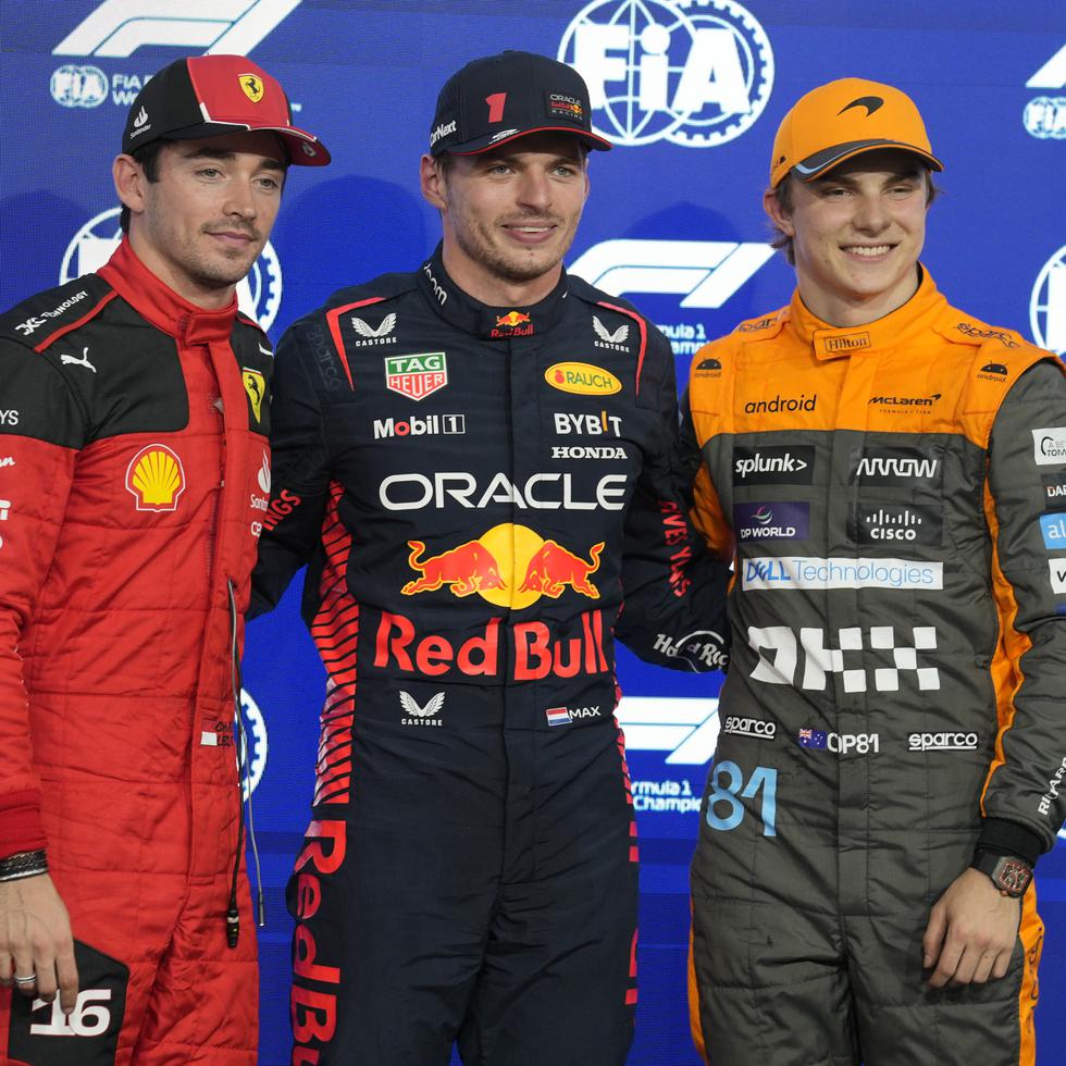 Charles Leclerc de Ferrari; Max Verstappen de Red Bull, quien se quedó con la primera posición en la parrilla para el Gran Premio de Abu Dhabi el domingo; y Oscar Piastri de McLaren posan tras la calificación.