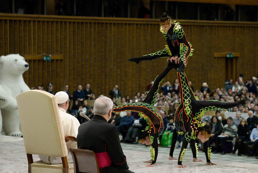 Artistas del Golden Circus llegaron al salón Papa Pablo VI. (AP)