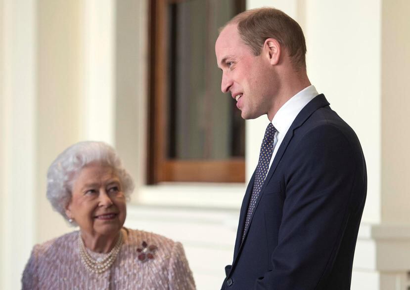 La reina Elizabeth II y su nieto, el príncipe William, mantienen una relación entrañable. 
