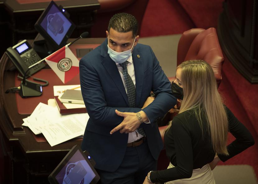 Albert Torres conversa con la senadora Joanne Rodríguez Veve durante una sesión del Senado reciente.