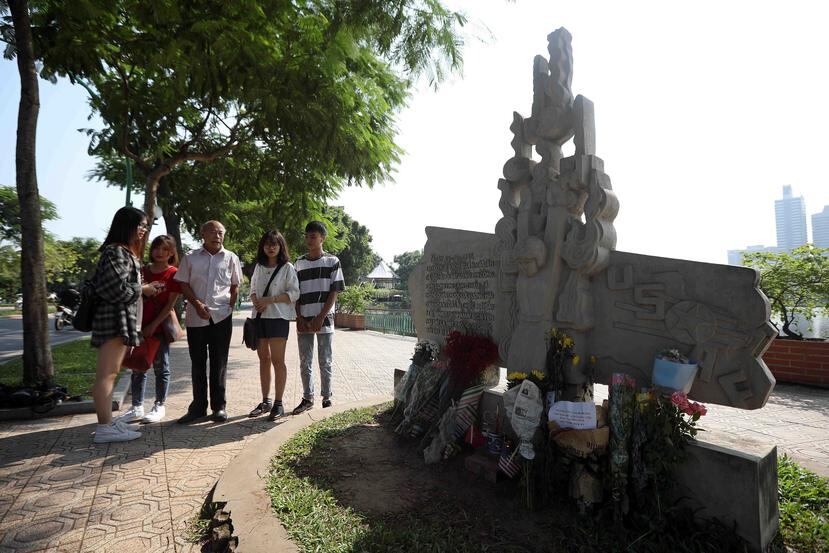 Un grupo de personas rinde homenaje al senador John McCain cerca de Truc Bach Lake en Hanoi, Vietnam. (EFE)