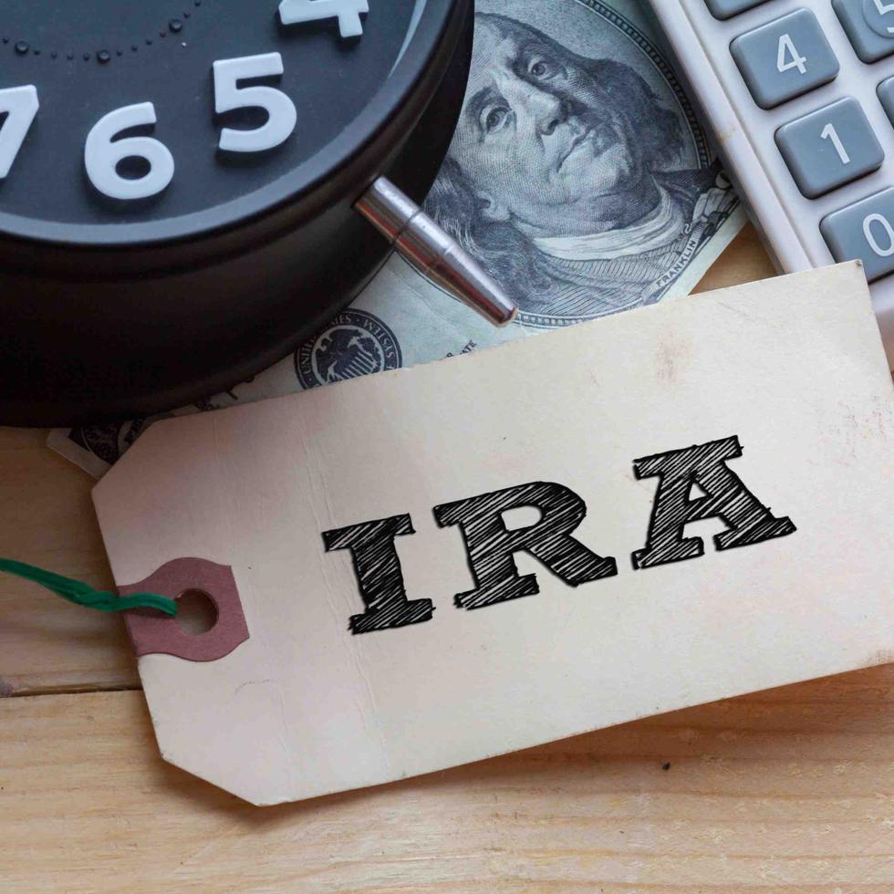 En el caso de las cuentas IRA, el contribuyente puede tomar una deducción en la planilla de $1 por cada dólar aportado.