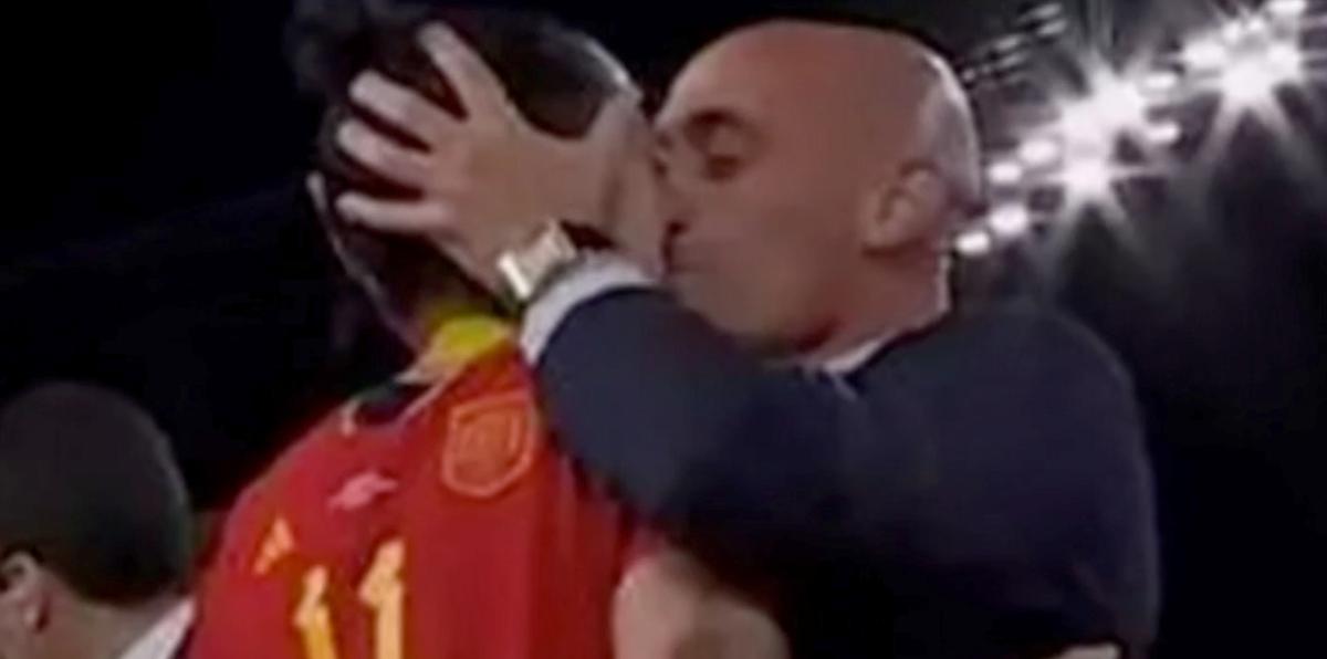 El beso que empañó histórico triunfo en Copa Mundial de fútbol femenino