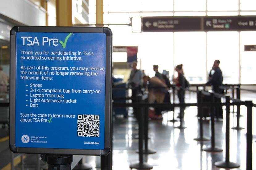 Los oficiales de la TSA pueden ordenar a los viajeros a separar del equipaje cualquier material que pueda saturar el contenido y obstruir las imágenes claras en la máquina de rayos X. (Archivo)
