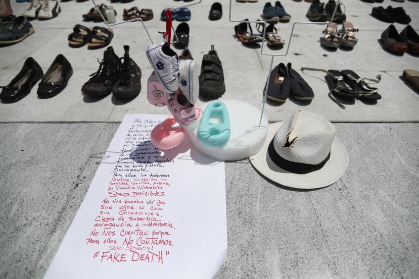 Desde el viernes, personas han dejado zapatos frente al Capitolio en protesta por la forma en que el gobierno ha manejado las muertes asociadas al huracán María.