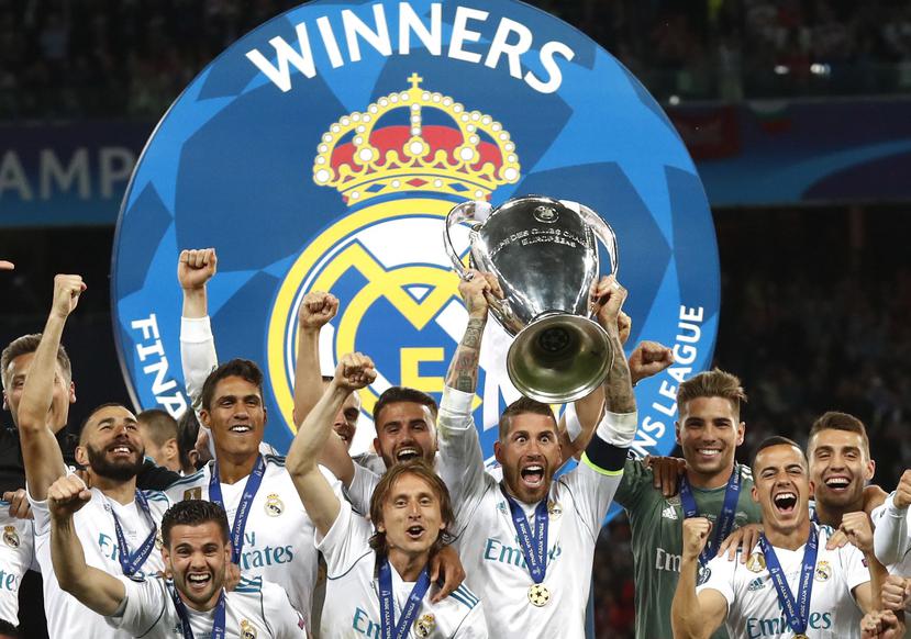 Sergio Ramos levanta la copa de la Liga de Campeones junto a su compañeros del Real Madrid. (AP)