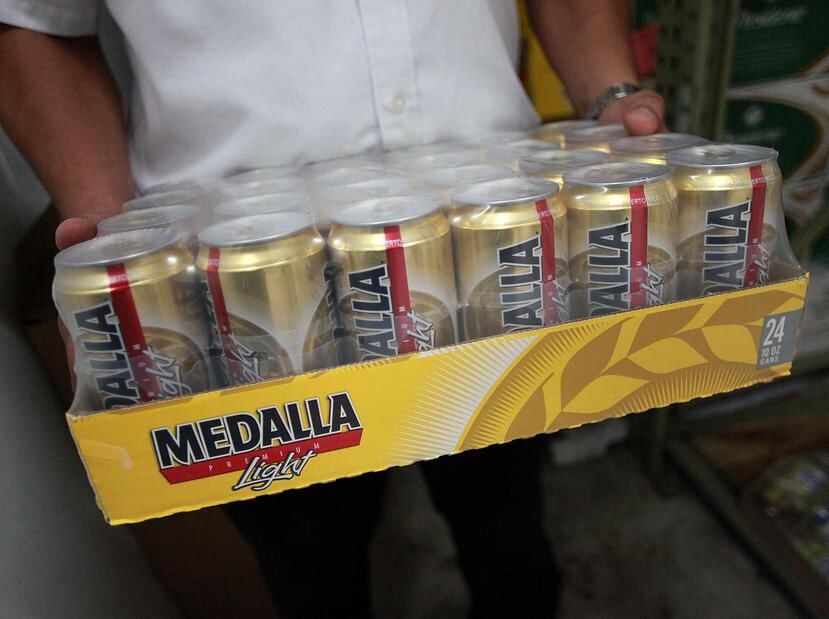 Ya se han vendido miles de caja de la cerveza Medalla en Florida. (GFR Media)