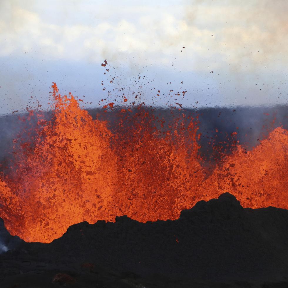 Esta imagen aérea cortesía del Departamento de Tierras y Recursos Naturales de Hawái muestra flujos de lava en Mauna Loa, el volcán activo más grande del mundo.