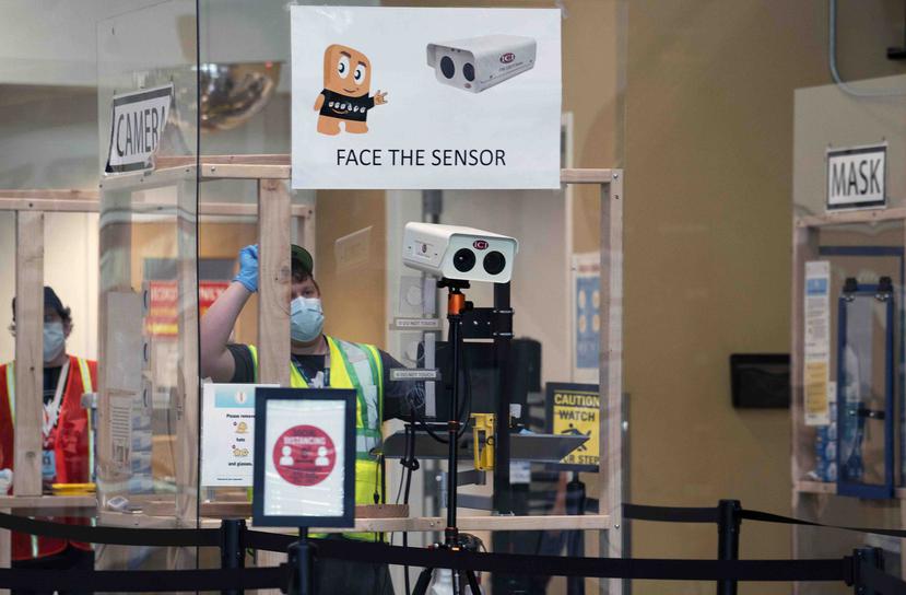 Un empleado de Amazon se dispone a utilizar una cámara térmica que mide la temperatura de toda persona que ingresa al almacén. (Ruth Fremson / The New York Times)