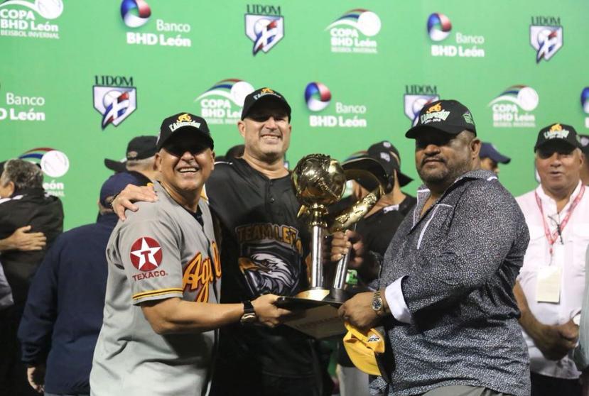 El dirigente Lino Rivera con el trofeo de campeonato de la liga de beísbol profesional de República Dominicana. (Suministrada)
