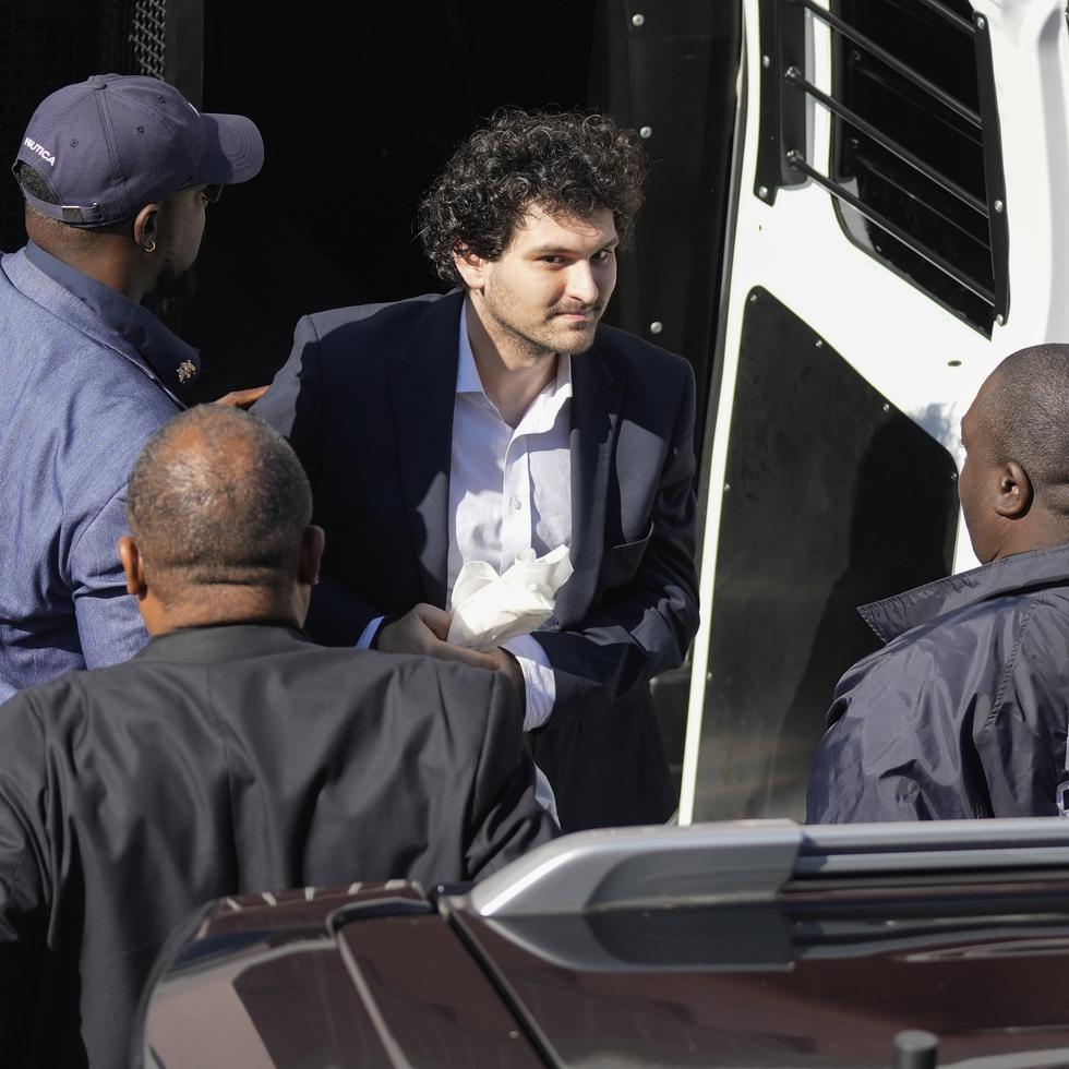 El fundador y exdirector de FTX Sam Bankman-Fried (centro) tras ser arrestado por las autoridades de Bahamas el 12 de diciembre.