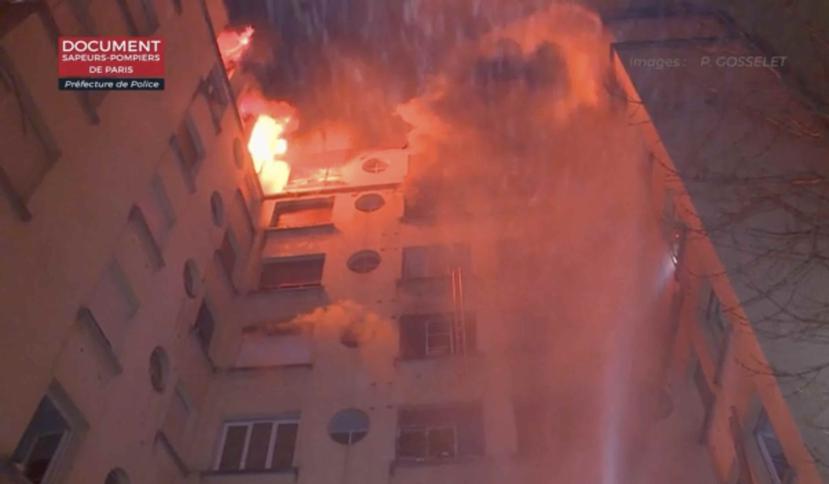En esta imagen, tomada de un video distribuido por el departamento de bomberos de París, las llamas consumen las plantas superiores de un edificio de departamentos en París, Francia. (Departamento de bomberos de París vía AP)