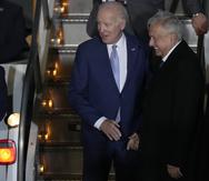 El presidente estadounidense Joe Biden es recibido por su homólogo mexicano Andrés Manuel López Obrador a su llegada al Aeropuerto Internacional Felipe Ángeles en Zumpango, México,