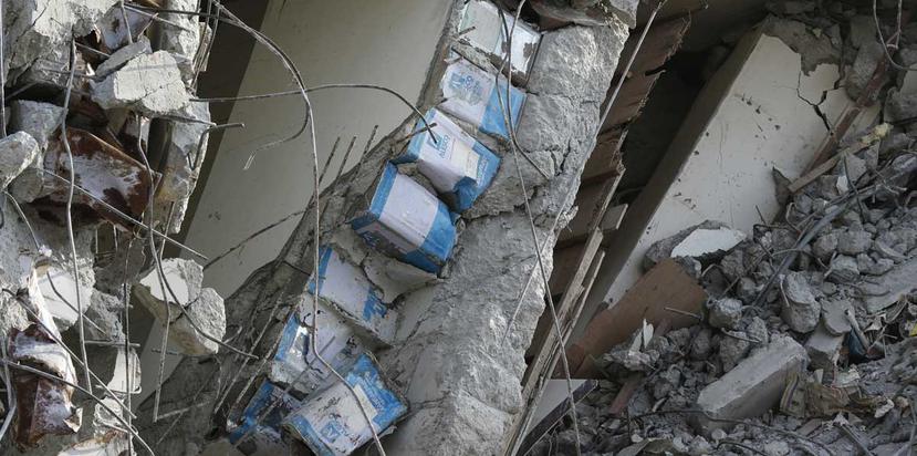 Se descubrieron latas dentro de paredes de soporte de un edificio que colapsó y en el que pueden quedar 100 personas enterradas vivas, tras el sismo en Taiwán. (AP /Wally Santana)
