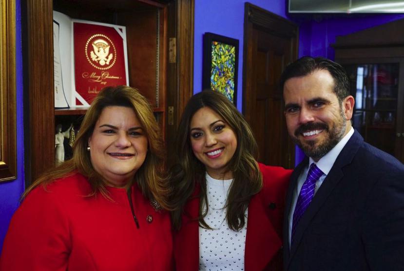 Ricardo Rosselló junto a su esposa, Beatriz Rosselló, y la comisionada residente Jenniffer González previo al mensaje del estado de la Unión. (Twitter)
