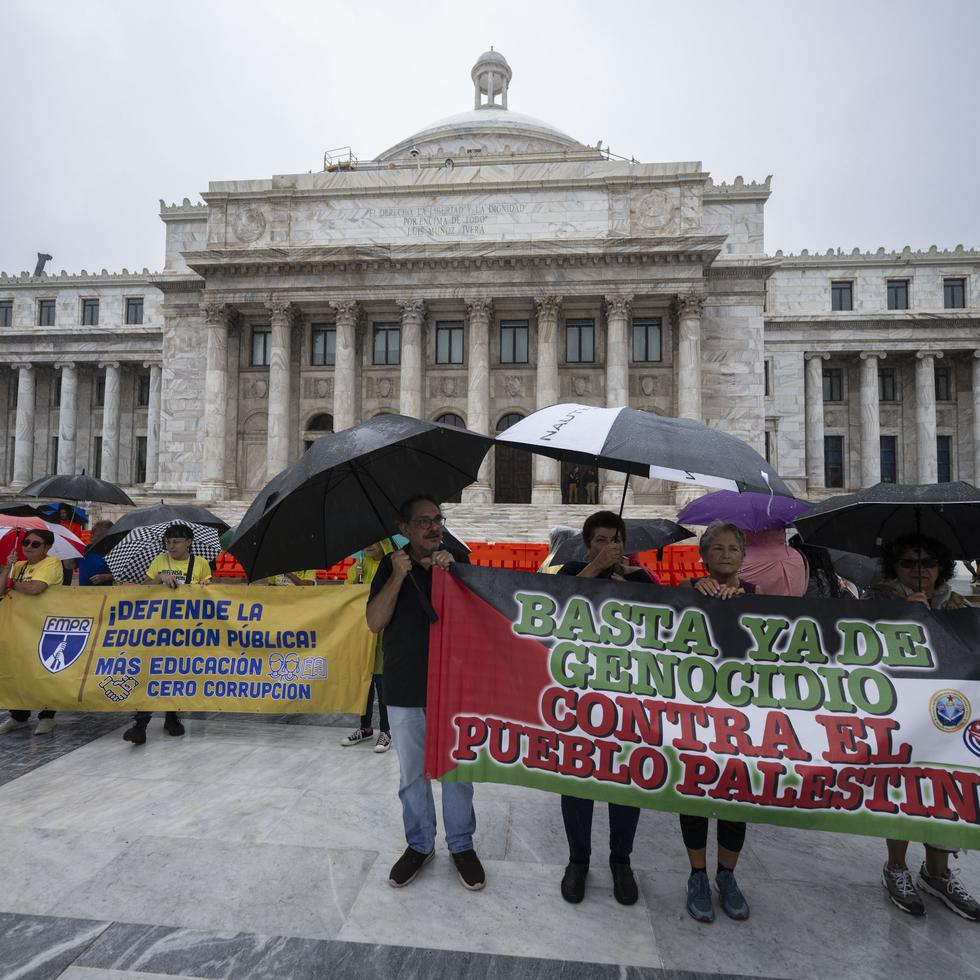 Grupos de obreros y líderes sindicales llevaron sus pancartas al Capitolio durante una marcha que culminaría en La Fortaleza como parte del Día Internacional de la Clase Trabajadora.