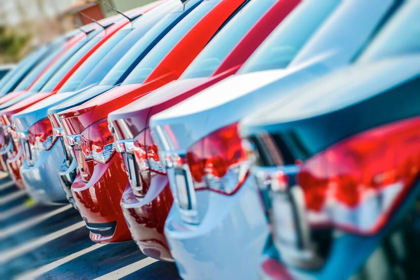 Los concesionarios de automóviles nuevos y usados experimentaron aumentos en ventas de 6.3% entre los años 2006 y 2015, según cifras de la Compañía de Comercio y Exportación. (Archivo)