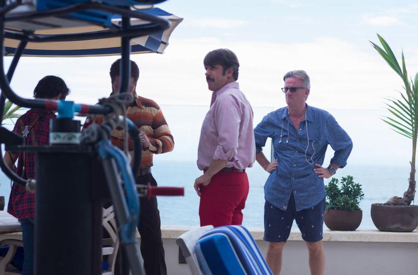 El actor y comediante estadounidense Jason Sudeikis, (al centro) durante un receso en el rodaje de la película “Driven” en Puerto Rico. (A la extrema derecha) el director del filme, Nick Hamm, de origen británico. (Suministrada)