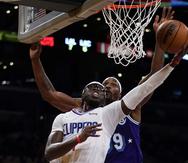 Reggie Jackson (1) de los Clippers dispara contra el centro Dwight Howard (39) de los Lakers durante la primera mitad de un juego de baloncesto de la NBA en Los Ángeles, el viernes 3 de diciembre de 2021.