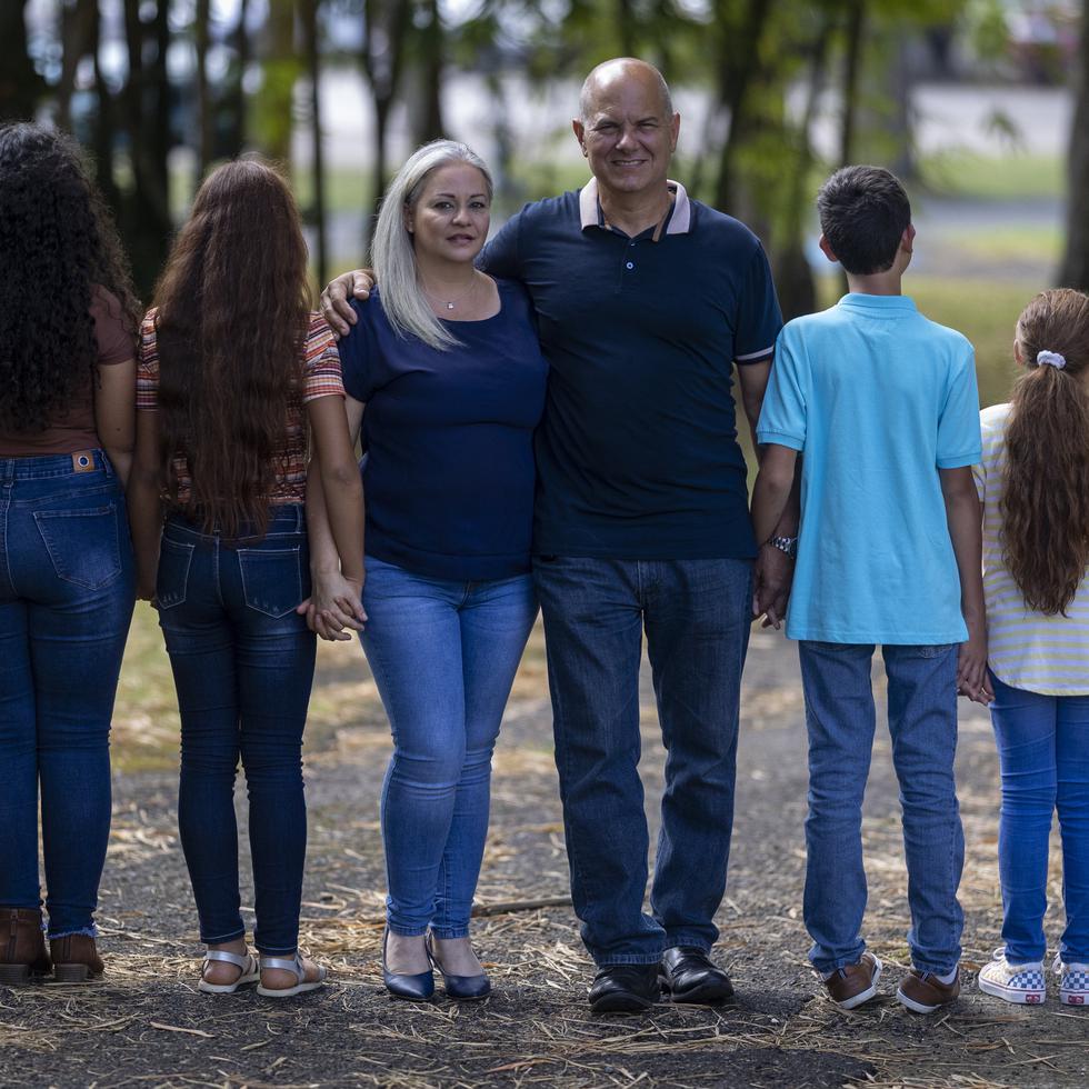 Astrid Lupiañez Acosta y Alejandro López Machado (centro) son padres de seis hijos, entre adoptivos y biológicos.