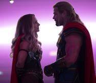 En esta imagen proporcionada por Marvel Studios Natalie Portman, izquierda, y Chris Hemsworth en una escena de "Thor: Love and Thunder". (Jasin Boland/Marvel Studios-Disney via AP)
