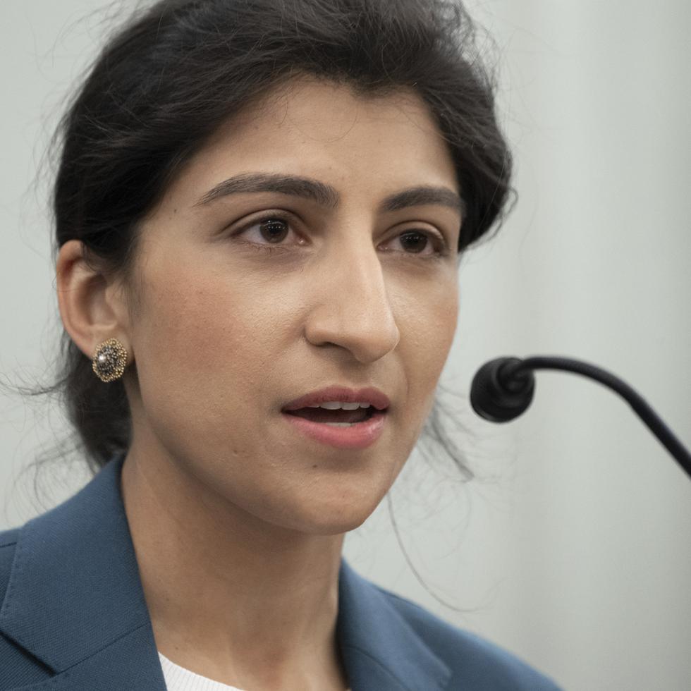 Lina Khan, postulada como jefa de la Comisión Federal de Comercio (FTC), habla en la audiencia de confirmación de su nombramiento ante el Comité de Comercio, Ciencia y Transportes del Senado, Washington.