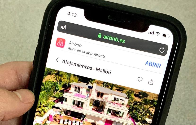 Airbnb actualizará su plataforma para que los usuarios puedan identificar los alojamientos cercanos a su hogar y reservarlos de manera fácil y sencilla. (EFE)