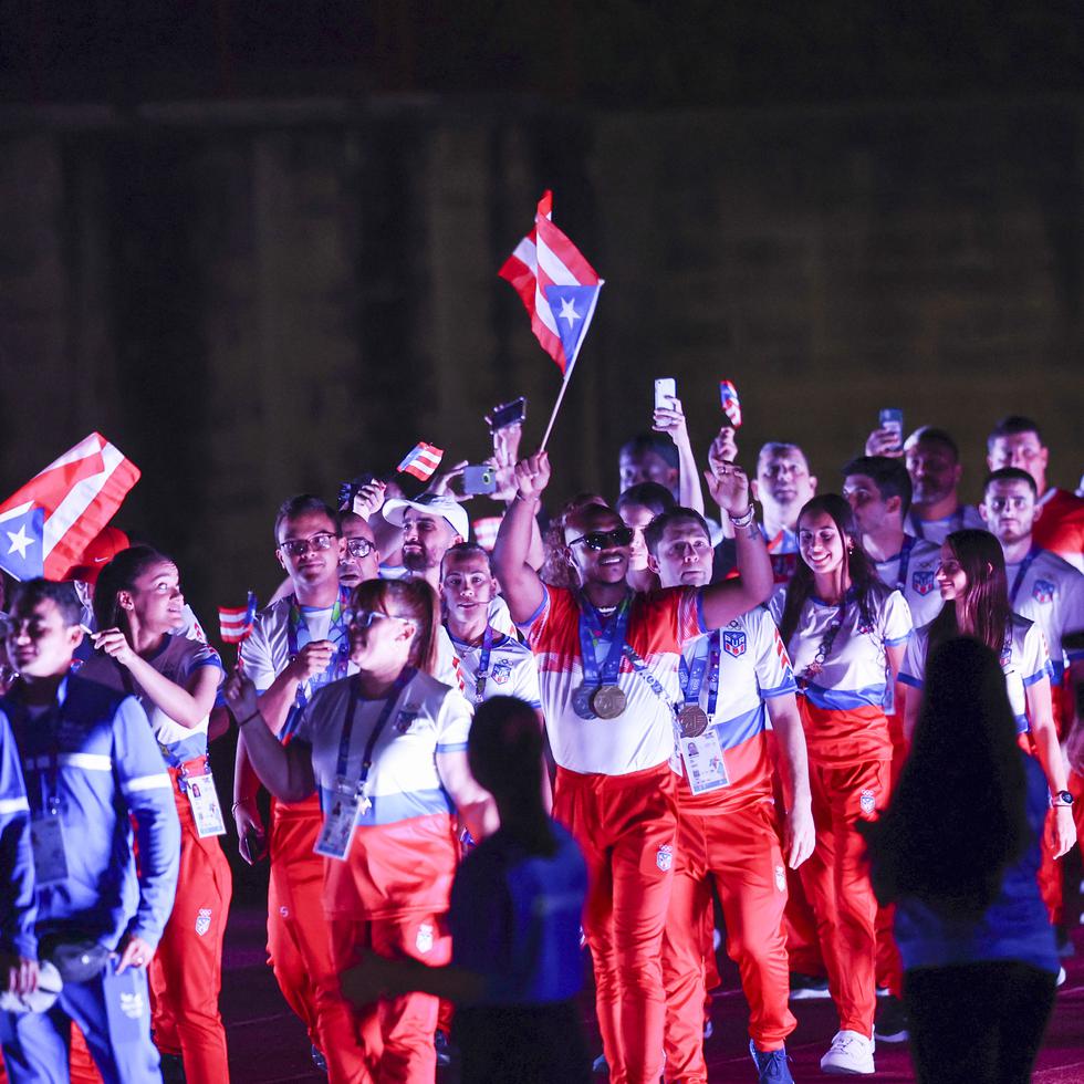 La delegación puertorriqueña desfilando durante los actos de clausura de los Juegos Centroamericanos y del Caribe San Salvador 2023.