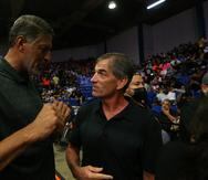 John Stockton, a la derecha conversando con José "Piculín" Ortiz, estuvo de visita en la isla el pasado septiembre para ver a su hijo, David, jugar con los Mets de Guaynabo en el BSN.