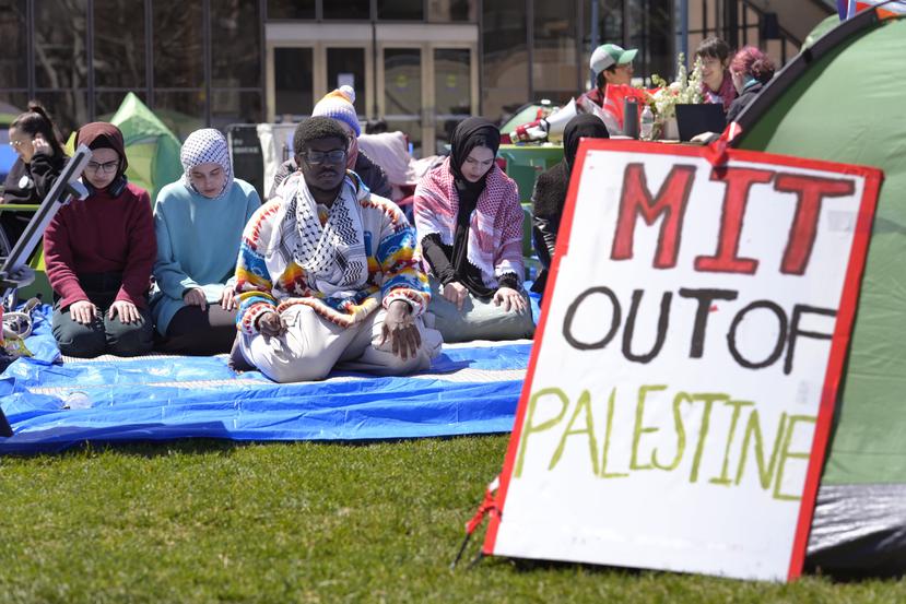 Estudiantes del Instituto Tecnológico de Massachusetts (MIT, por sus siglas en inglés) establecieron un campamento para protestar lo que consideran es la inacción de la institución académica de reclamar por un cese al fuego en la Franja de Gaza.