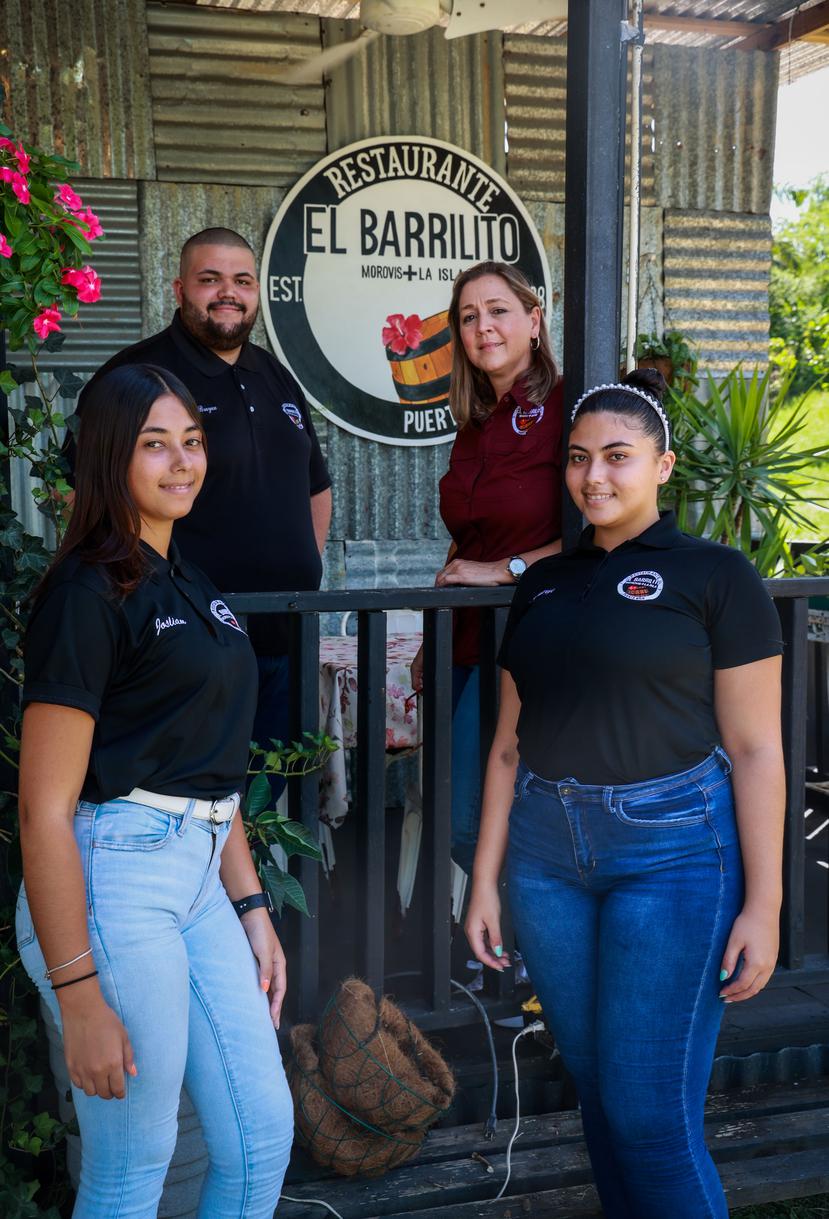 En la foto, el chef Bryan Rivera; la propietaria Marianne Russe y las meseras Jomarys y Joslian Rivera. 