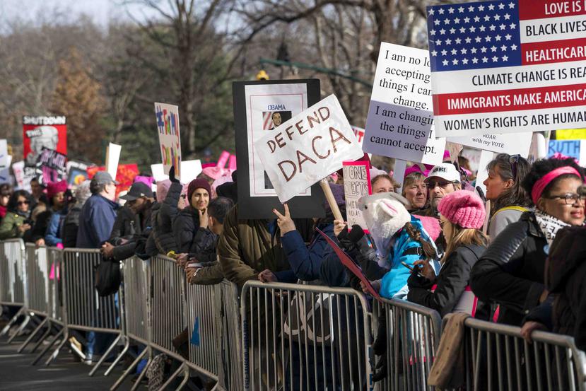 Las personas se reúnen en Central Park mientras esperan el comienzo de una marcha que exige igualdad de derechos para las mujeres y protesta contra las posturas y políticas del presidente Donald Trump ayer sábado. (AP / Craig Ruttle)