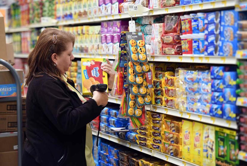 Una empleada marca los precios de unas galletas en el supermercado. (GFR Media)