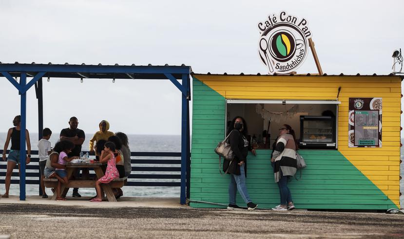En la foto uno de los locales que venden café y pastelería  con vista al océano Atlántico.