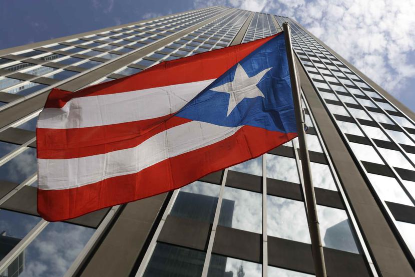 En la foto una bandera de Puerto Rico frente a un edificio en Nueva York. (GFR Media)