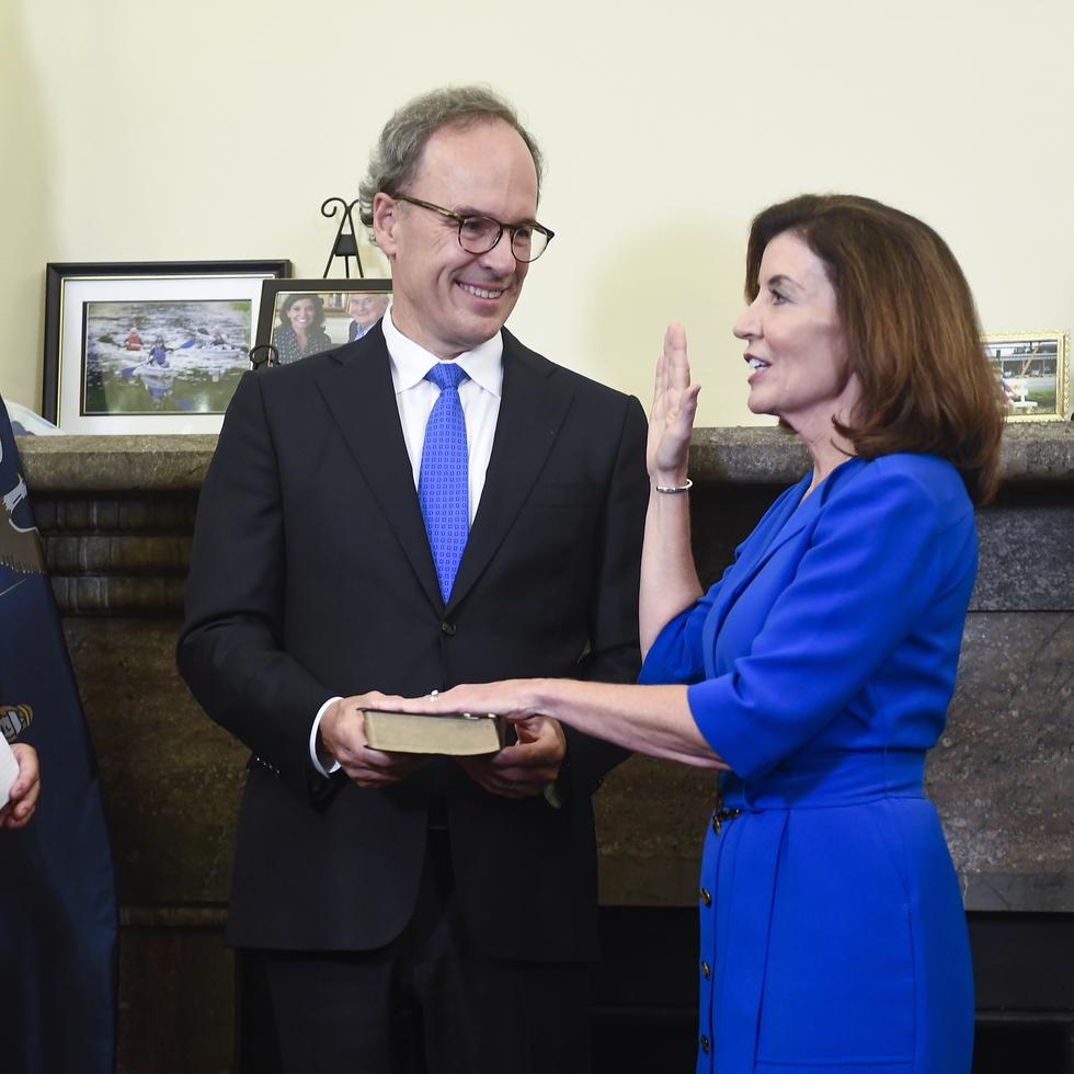 Janet DiFiore (izquierda) juramenta a Kathy Hochul como gobernadora de NY.