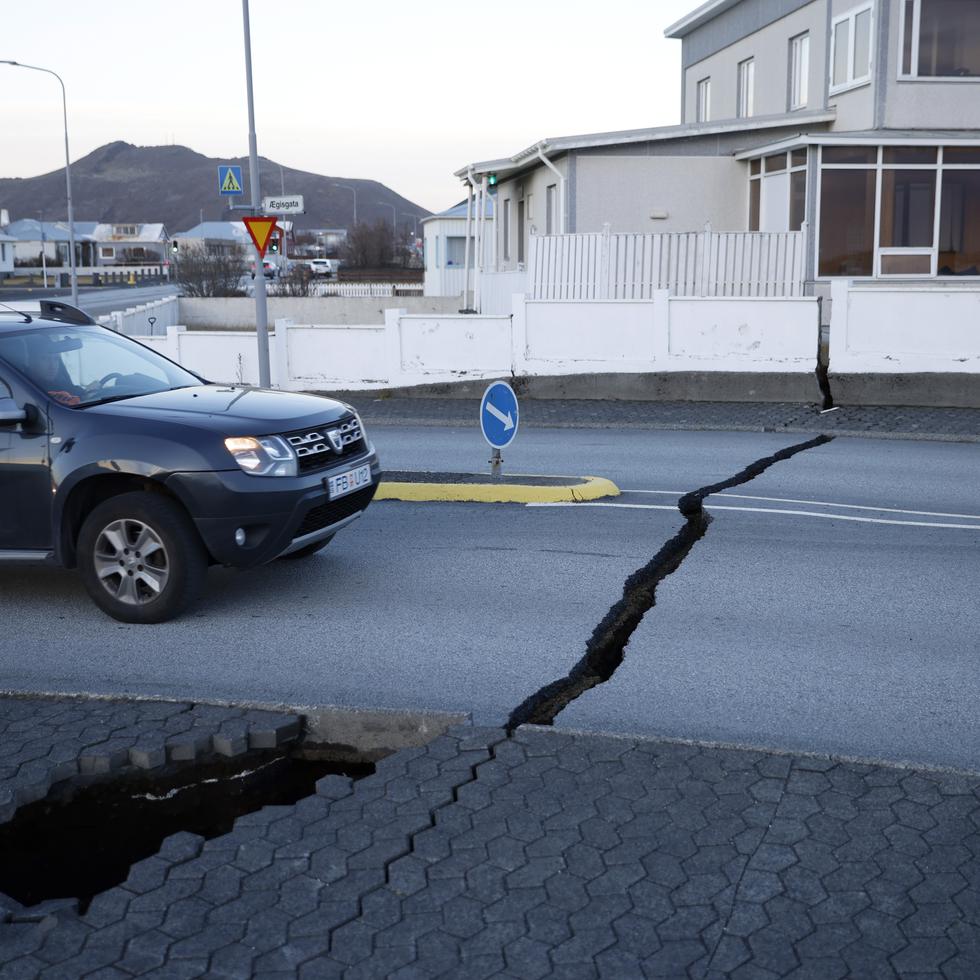 Las autoridades en la ciudad de Grindavik han reportado la aparición y el ensanchamiento de grietas debido al aumento en actividad sísmica.