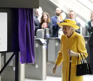 La reina Elizabeth II a su llegada a la inauguración de una ruta del tren.