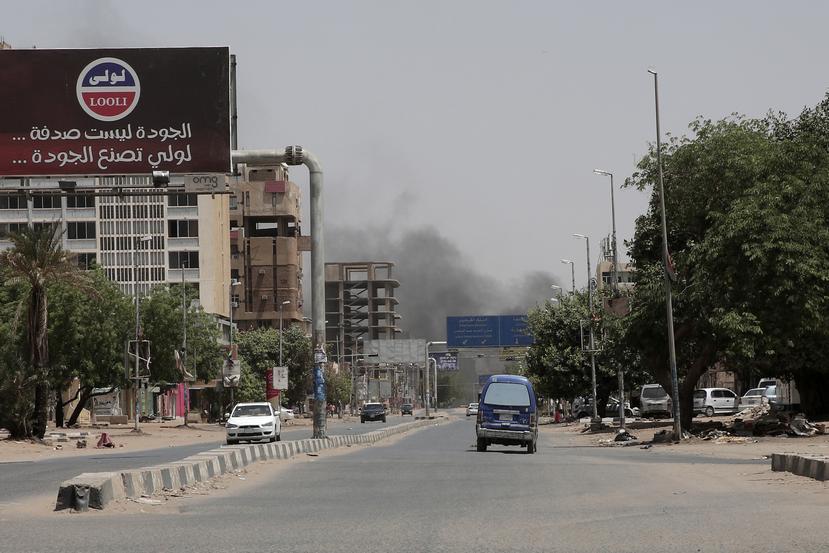 Una nube de humo sale de un vecindario de Jartum, Sudán, el 15 de abril de 2023. (AP Foto/Marwan Ali)