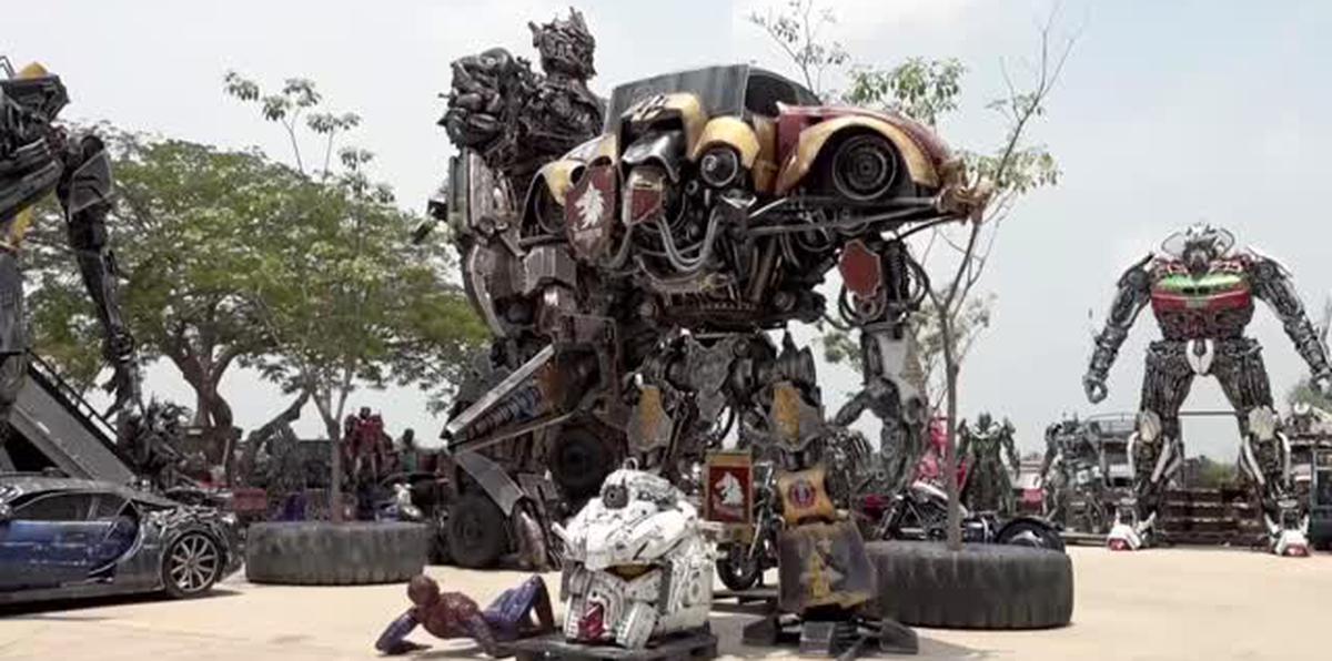 Desde Transformers hasta Hulk: enormes esculturas en chatarra atraen multitudes