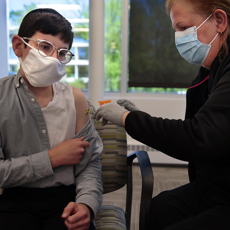 David Goldman, de 14 años, recibe la primera dosis de la vacuna de Pfizer-BioNTech en una clínica en Missouri.