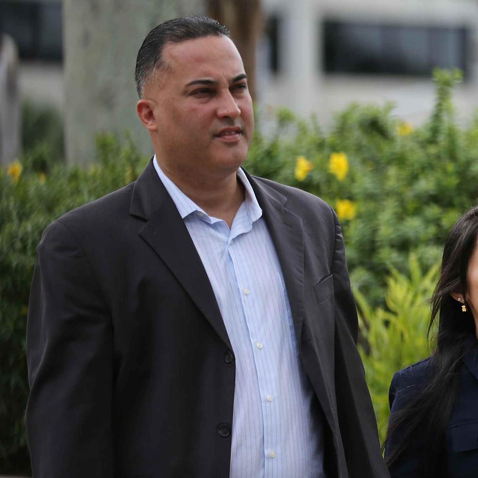 Miguel Sosa, excontratista del DRD, sale del tribunal acompañado de su pareja tras declararse culpable por cargos de fraude y corrupción en abril de 2018.