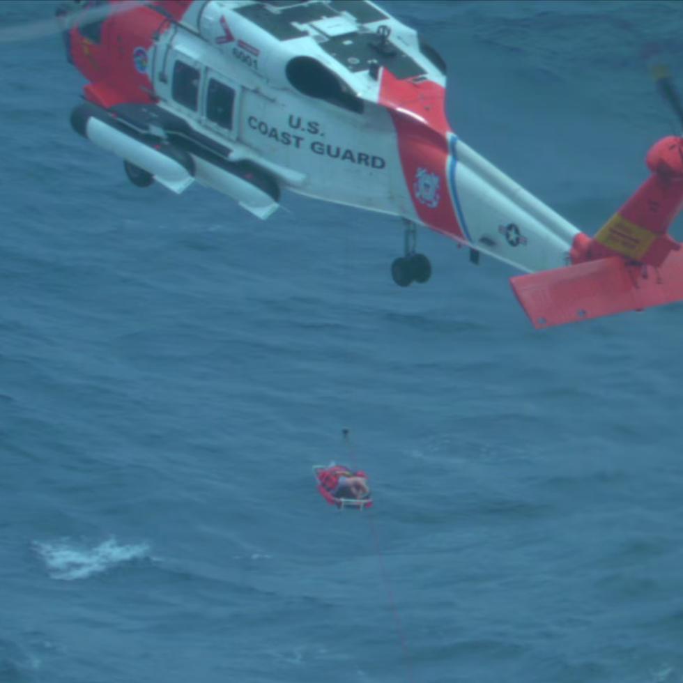 La tripulación del helicóptero rescató a la mujer del barco y fue trasladada a Centro Médico