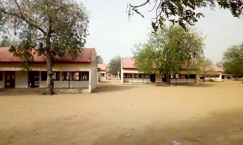 Esta imagen del jueves 22 de febrero de 2018 muestra el exterior de una escuela en la aldea de Dapchi, en el estado de Yobe, Nigeria, que fue atacada por milicianos del grupo extremista Boko Haram. (AP)