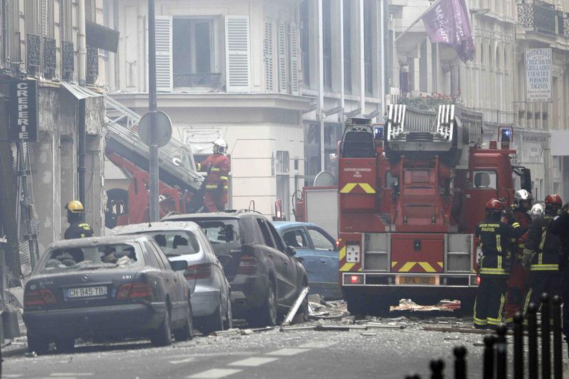 Bomberos trabajan en el lugar donde se registró una explosión que las autoridades atribuyen a una fuga de gas, en París, Francia, el sábado 12 de enero de 2019. (AP/Kamil Zihnioglu)
