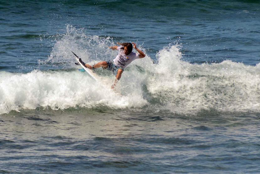 Dylan Graves, de Puerto Rico, desafía las olas en la playa Domes en Rincón. (Suministrada)